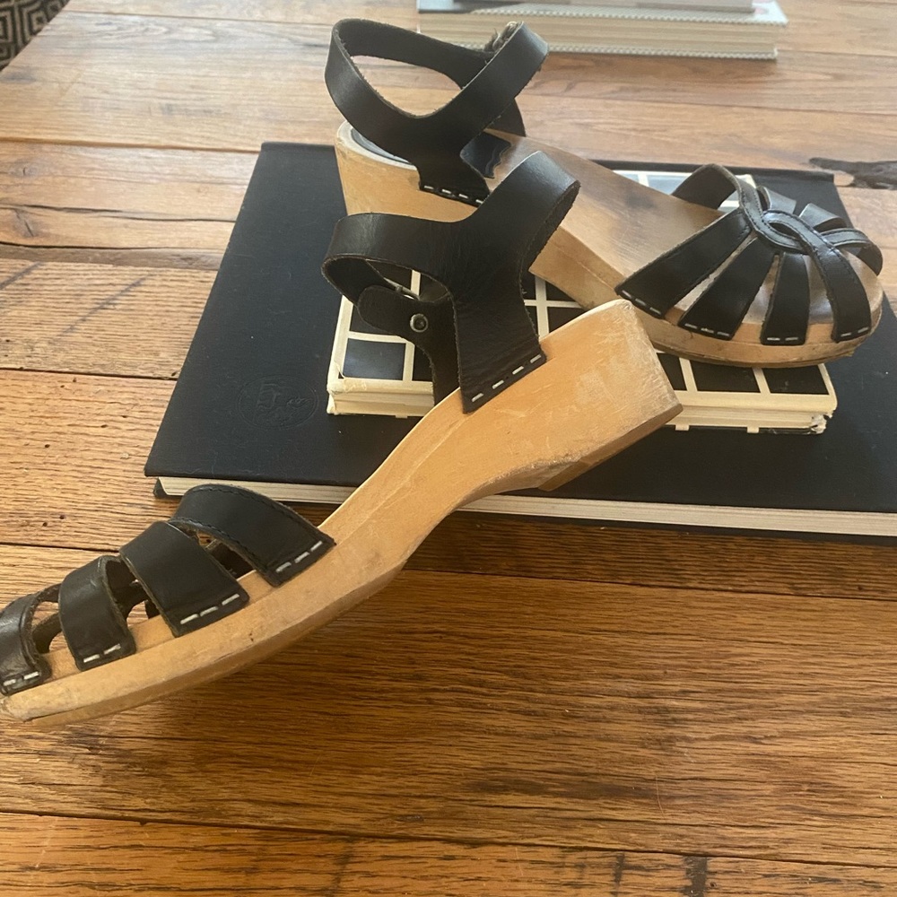 Swedish Hasbeens black low clogs
